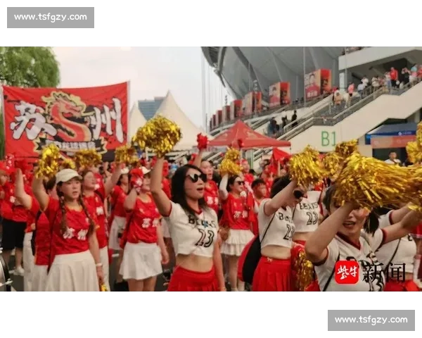 苏超赛场现中国红！球迷跨越山海为榕江助威